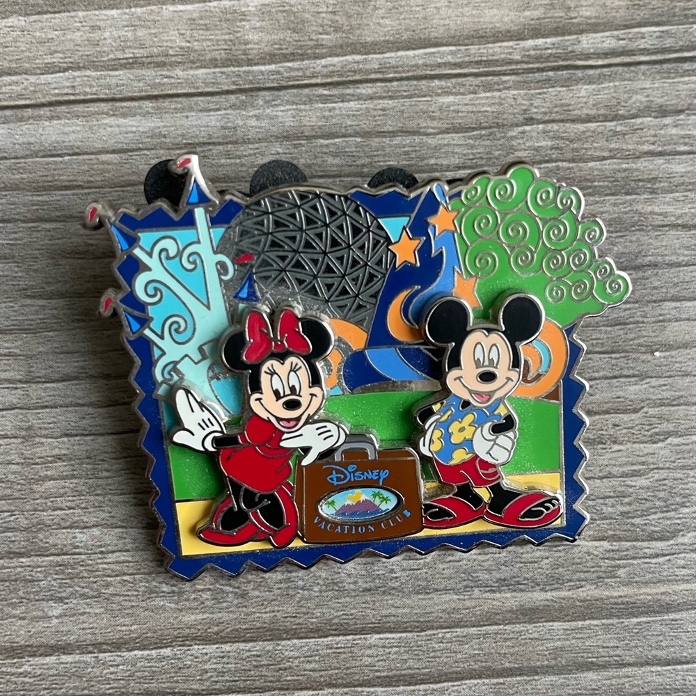 Official 2008 DVC Exclusive Disneyworld Resort Pin with Mickey and Minnie.